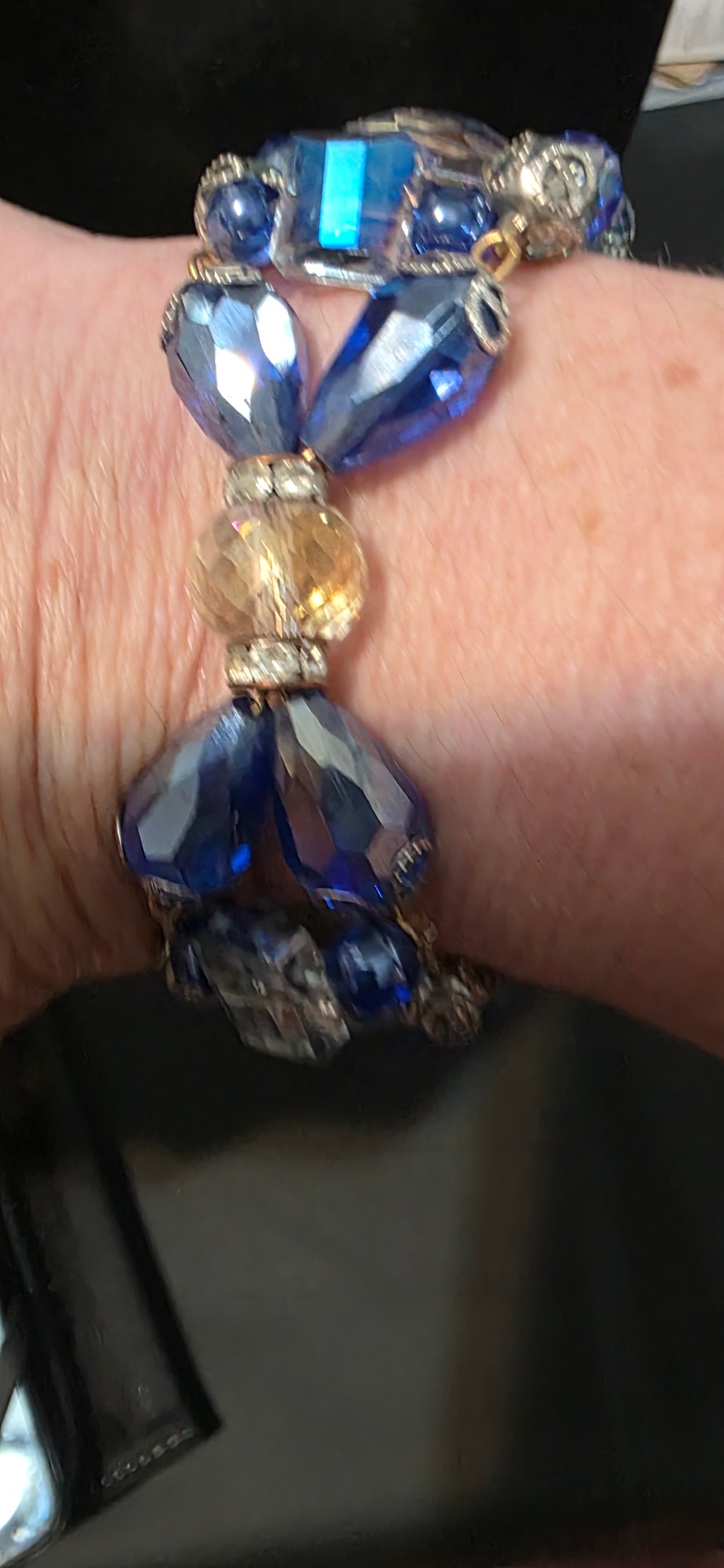 Bow glass bead bracelet